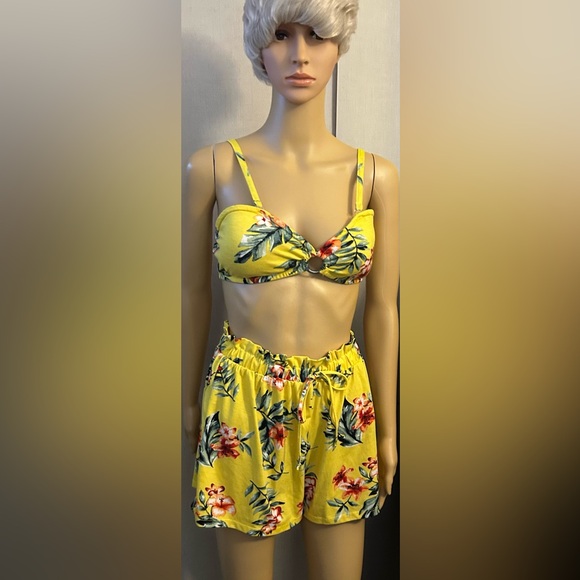 No Boundaries, top and shorts set. Yellow floral. Sz M (7-9) - Picture 2 of 7